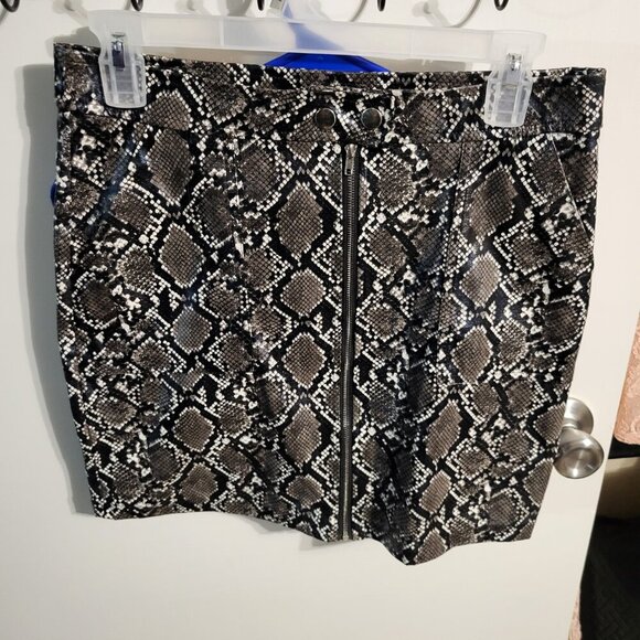 Shinestar Dresses & Skirts - NWOT SHINESTAR SNAKESKIN PRINT SKIRT SZ S